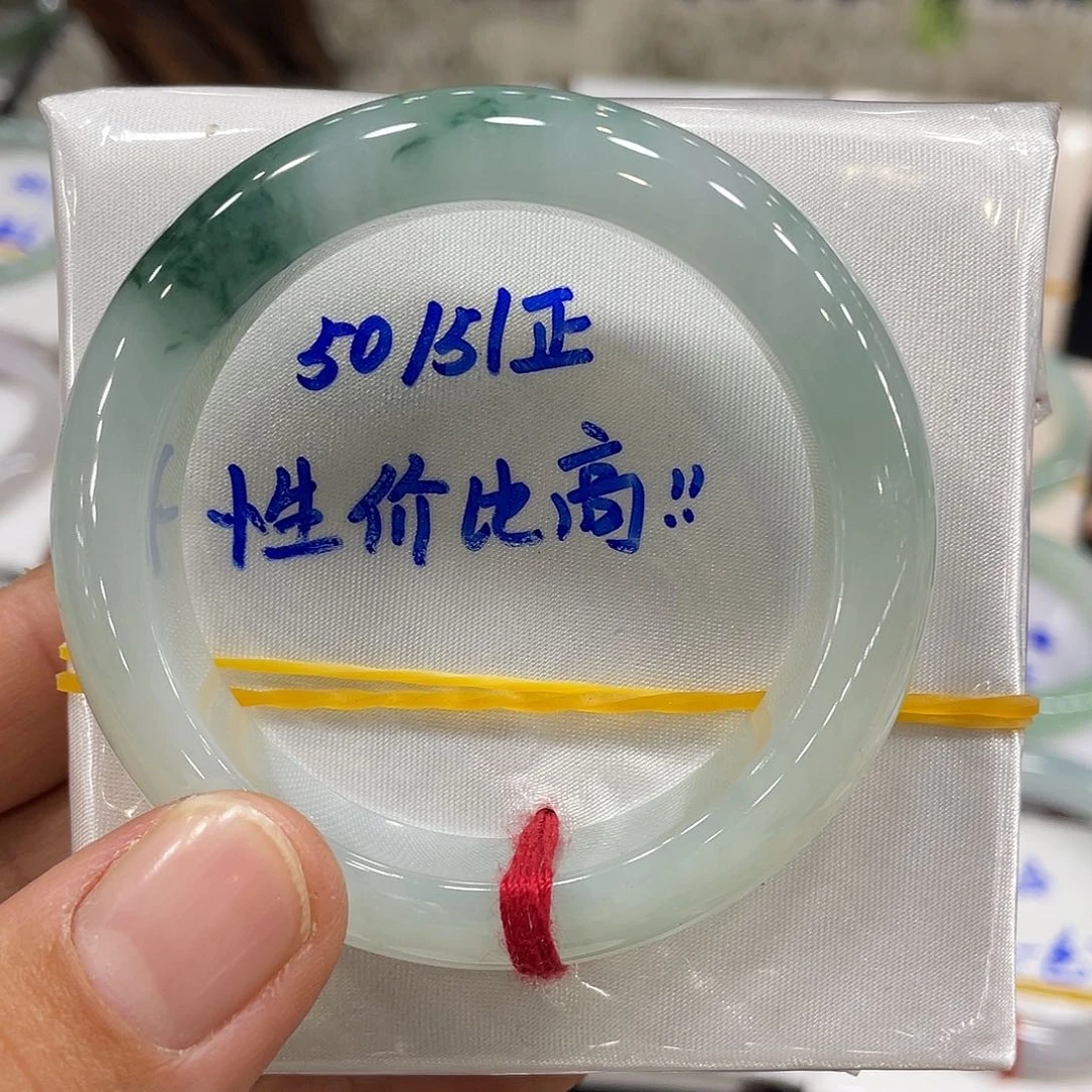 翡翠手镯未镶嵌翡翠
