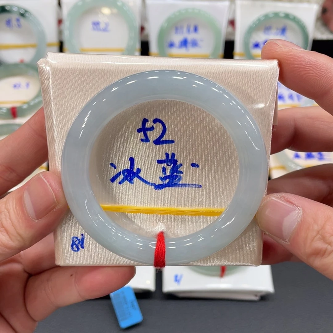 翡翠手镯未镶嵌翡翠