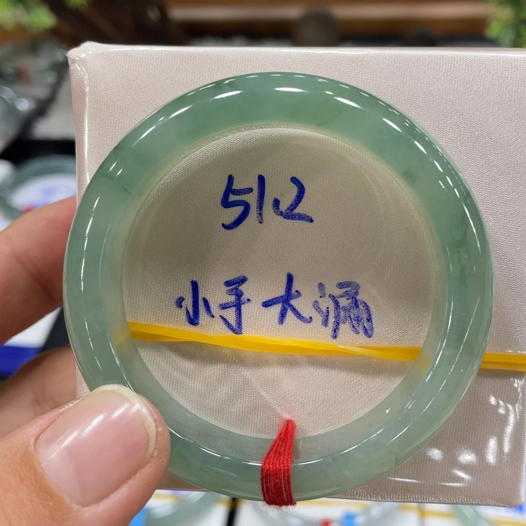 翡翠手镯未镶嵌缅甸