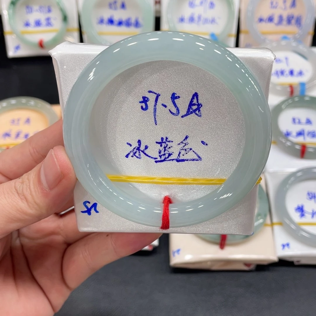 翡翠手镯未镶嵌翡翠