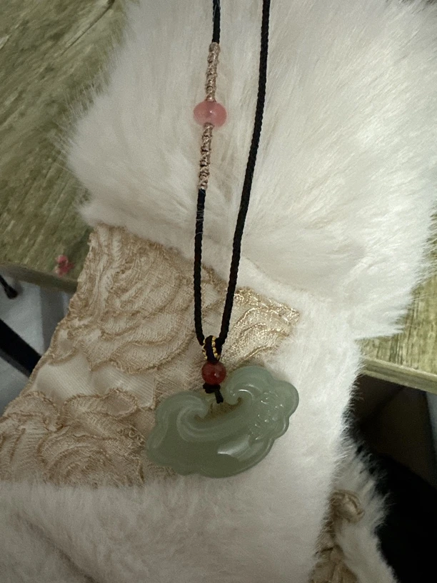 和田玉女款平安如意锁