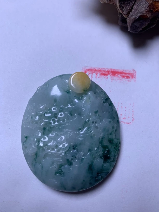 缅甸天然A货翡翠老种糯化冰飘花巧雕黄翡山水牌男女款吊坠1