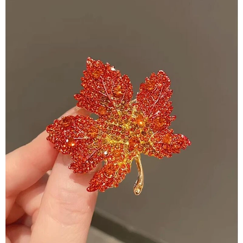锌合金羽毛胸针 秋冬款红枫叶胸针高档精致别针胸针高级感ins百搭