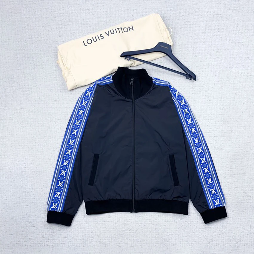 全新未使用  Louis Vuitton lv 经典织带logo外套l码编码xb1478