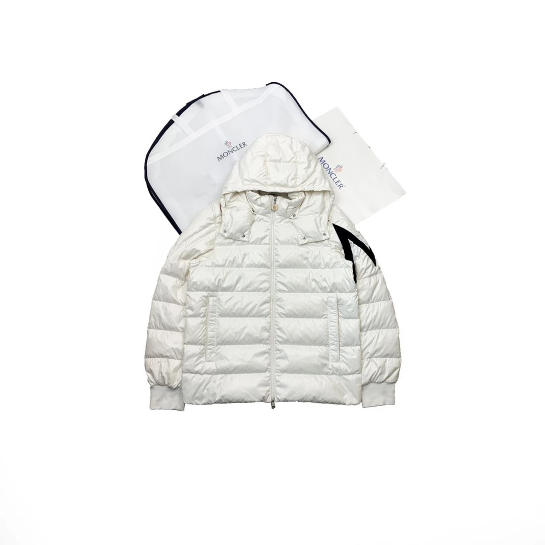 Moncler 蒙口 经典logo百搭连帽羽绒服3码编码xb3333