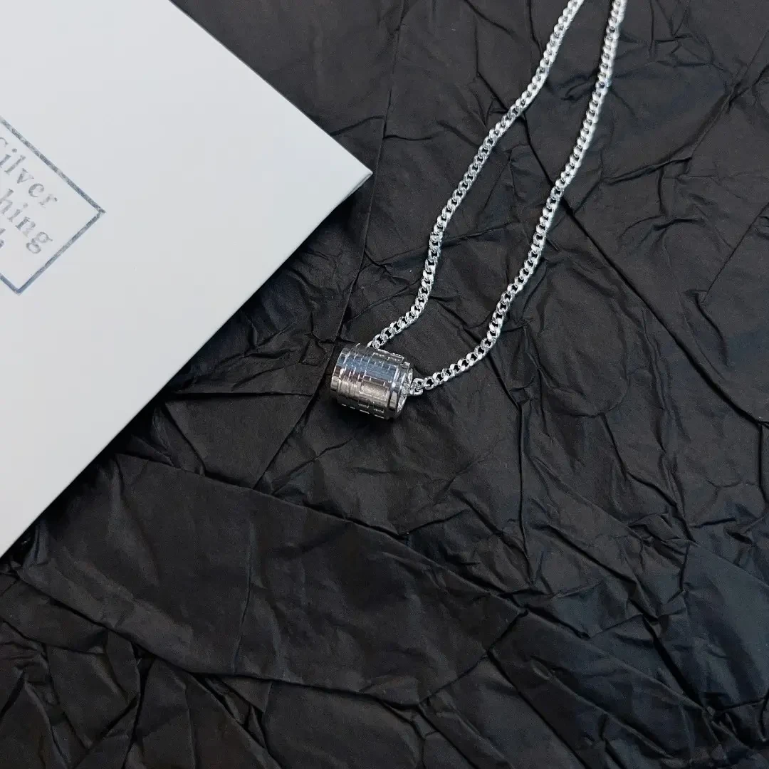 吊坠足银 足银银制品 简约高奢感白富美路路通银吊坠百搭时尚锁骨