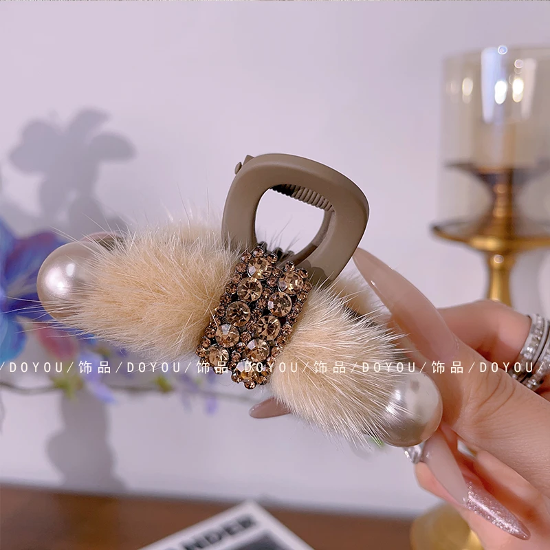 秋冬新款毛毛中号抓夹气质百搭时尚简约网红后脑勺发夹鲨鱼夹
