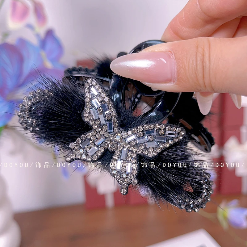 秋冬新款黑蝴蝶毛毛中号抓夹气质轻奢时尚百搭韩版后脑勺发夹