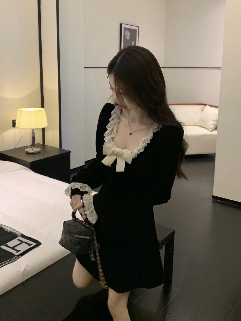 法式复古高级感蕾丝拼接黑色金丝绒连衣裙春秋女蝴蝶结内搭裙子