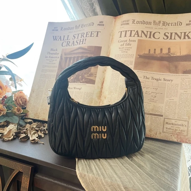 全新未使用 MIU MIU/缪缪 褶皱Hobo腋下包小号斜挎包【士多梨】