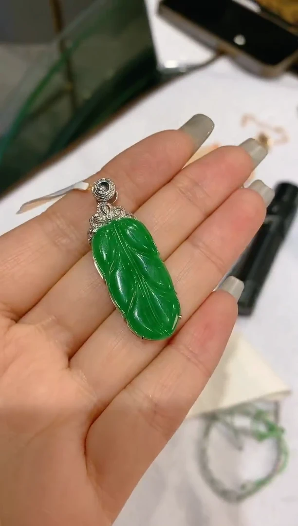 【闪购商品】翡翠吊坠(不含链)18K金镶嵌叶子