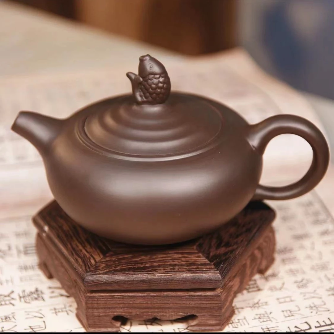 玺岩紫砂-紫泥年年有鱼壶-220毫升（陈华胜）礼盒装