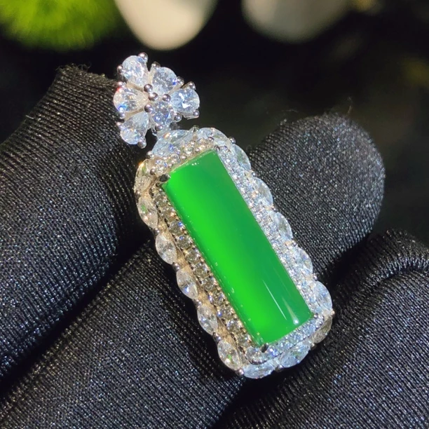 s925银饰镶嵌小众绿玉髓精美小号长条无事牌挂件女款珠宝玉石吊坠