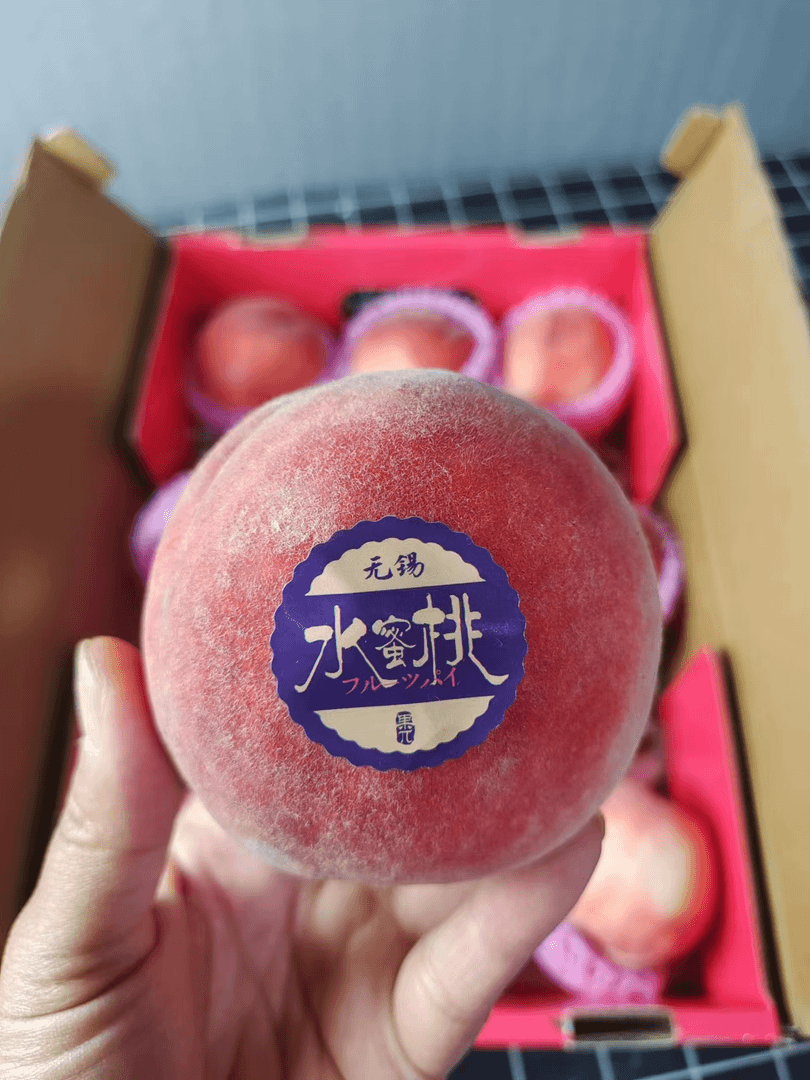 无锡水蜜桃6斤装，口感香甜，外皮粉嫩可人，纯树熟的桃，硬吃也可以，桃味超级足，放软了吃一口咬下去爆汁感十足