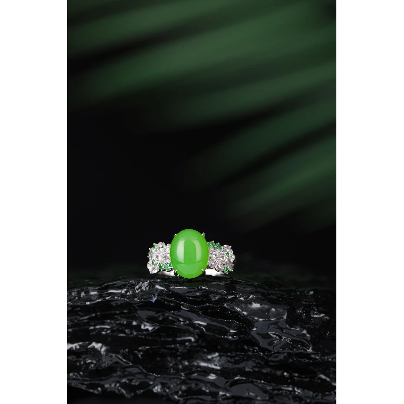 【4周年】18K金繁花白色镶嵌8*10mm和田玉苹果绿旦面戒指HNZ7143