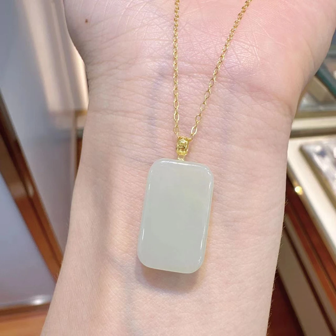 18K金镶嵌扣头白玉无事牌气质珠宝时尚精美和田玉大气吊坠HNZ2498