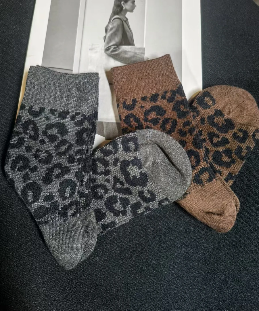 【佳老板】秋冬款厚版时尚潮流豹纹羊绒袜（两双）