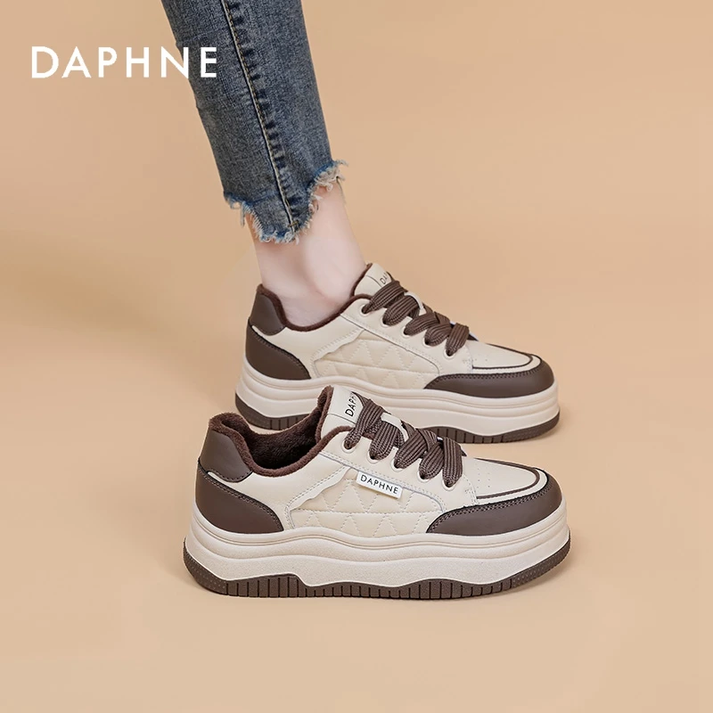 达芙妮真皮板鞋女2025年新款菱格百搭厚底增高休闲运动鞋