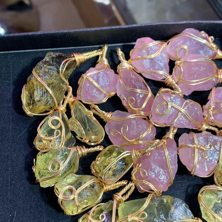 天然粉晶黄水晶原石吊坠海蓝宝随形矿石绕线挂坠男女款饰品礼物