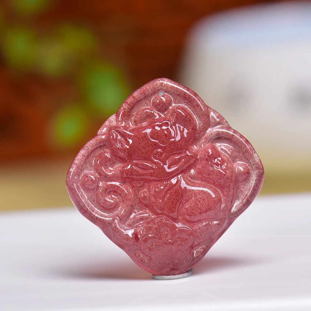 天然草莓晶四方如意九尾狐狸牌吊坠孔雕刻件diy项链手链串珠配件