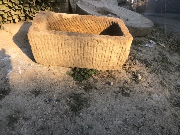 白花岗岩鱼盆一个