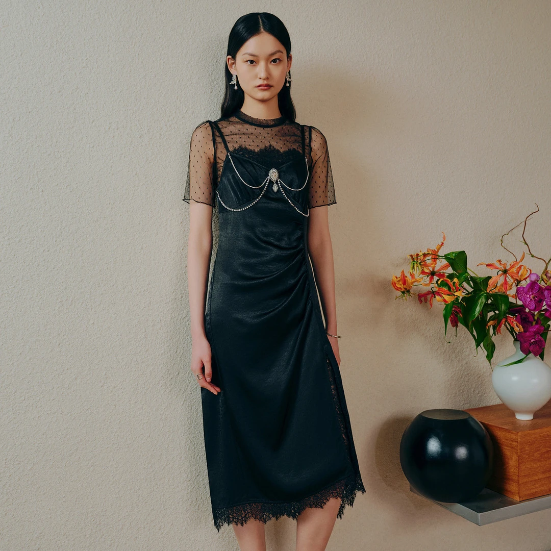 【千颂妮专属】MAXRIENY鎏金复古赫本风蕾丝连衣裙缎面开叉小黑裙女