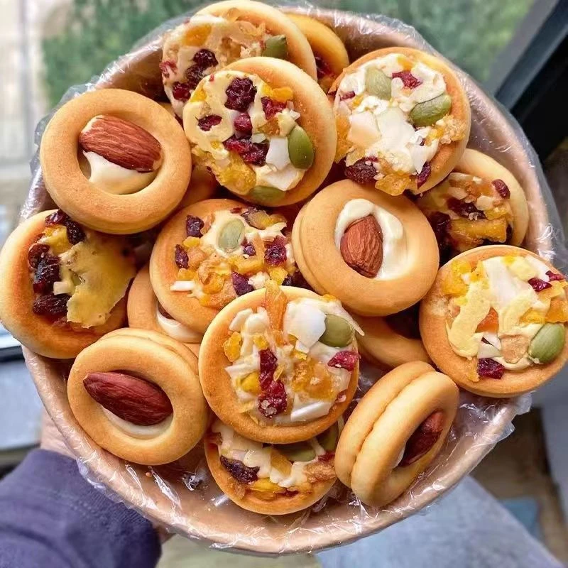 网红坚果披萨饼干酥脆巧克力咸蛋黄夹心苏打饼干奶香休闲零食批发