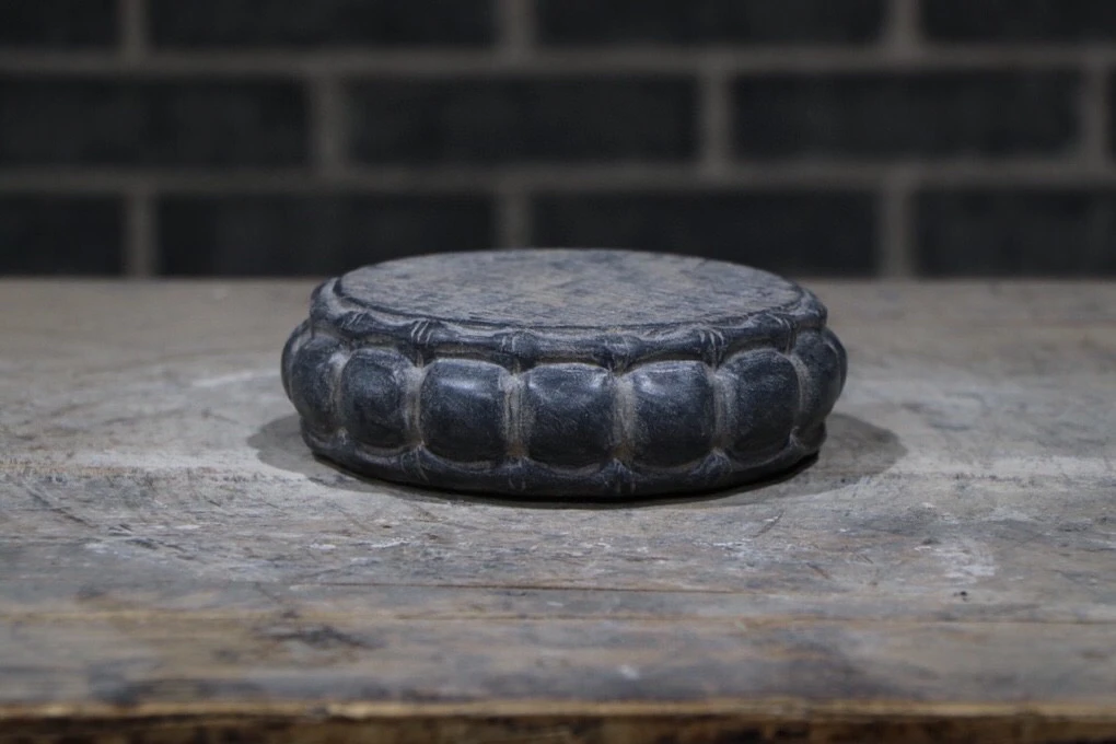 【青石竹节瓜棱壶承底座】直径14厘米，高4.5厘米！