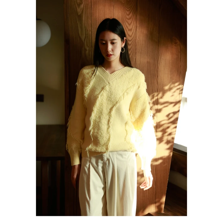 西町村屋毛衣女2023冬季法式浪漫手工毛边V领宽松上衣AD8104172