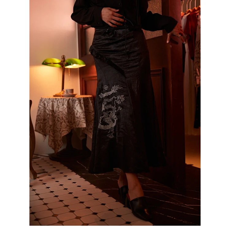 西町村屋半身裙女2023秋国风感设计绣花鱼尾裙AC8408001