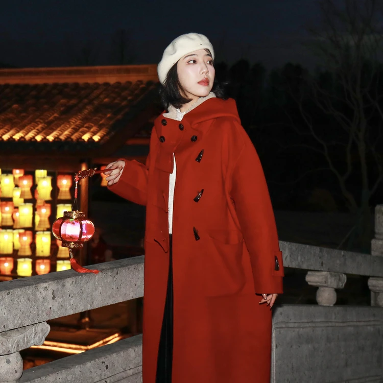西町村屋女2023冬学院风百搭复古红羊毛长款外套大衣AD8209008