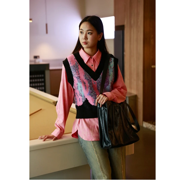 西町村屋外穿背心女冬轻潮多巴胺段染貂绒上衣外搭AD8222160