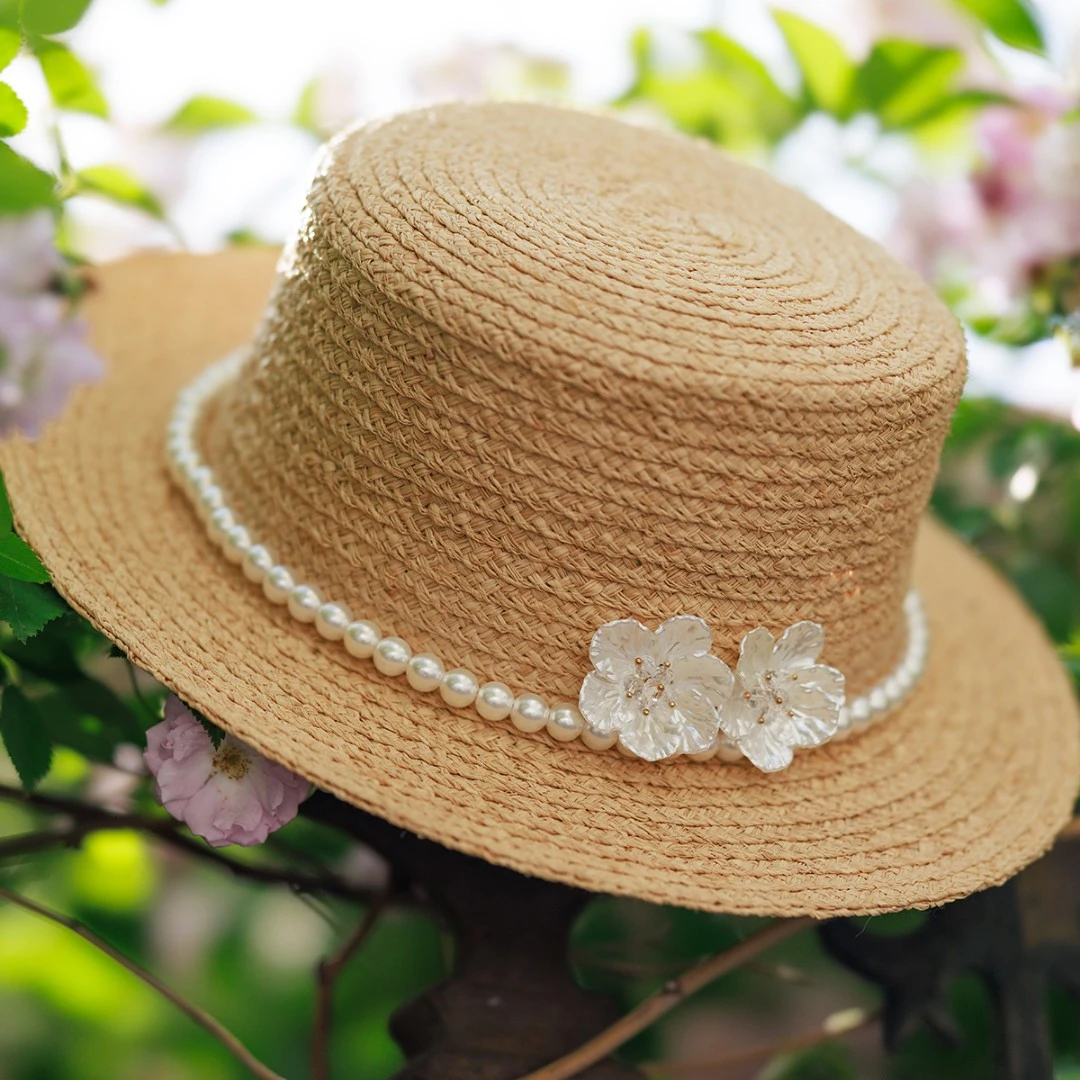 设计师款帽子女夏季赫本风珍珠平顶拉菲草遮阳帽百搭复古度假礼帽