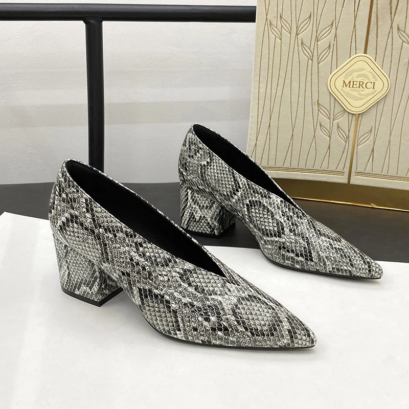 复古尖头粗跟单鞋女秋季新款百搭性感v口蛇纹中跟奶奶鞋职业跟鞋