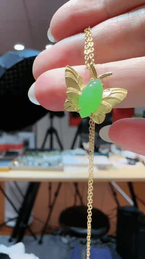 【闪购商品】和田玉吊坠18K金镶嵌苹果绿马眼蝴蝶HNZ5124