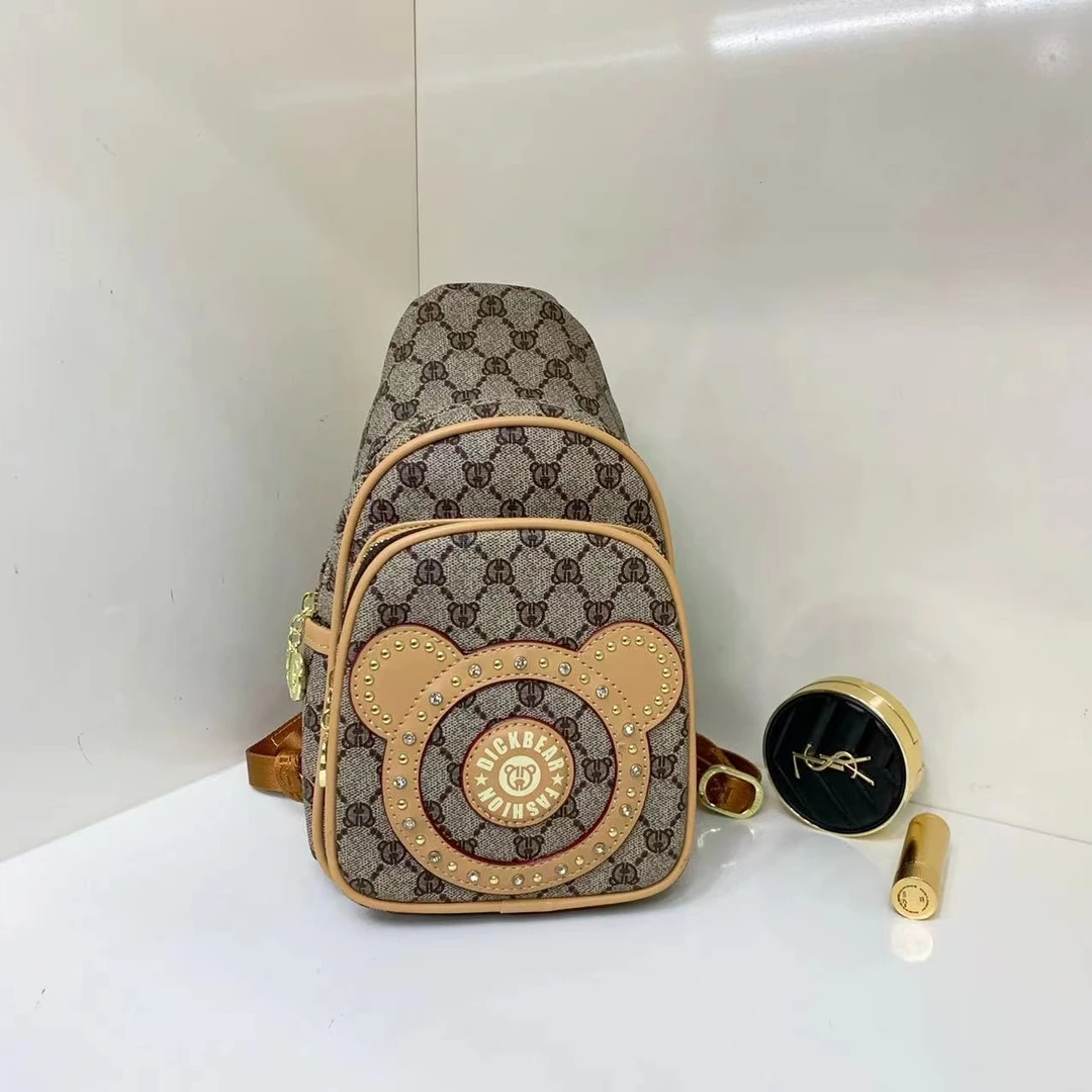 DICK BEAR/迪克熊9036新款时尚胸前双肩单肩多功能包潮流印花百搭