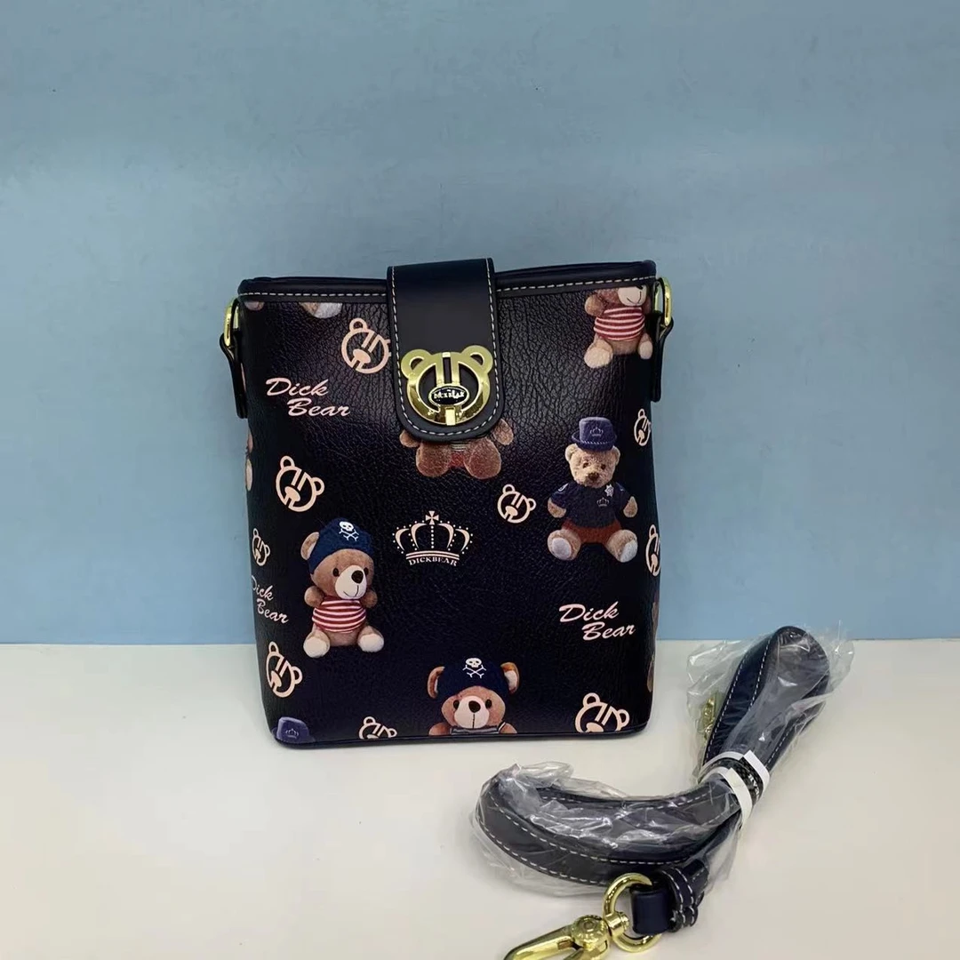 DICK BEAR/迪克熊9296新款时尚竖版斜挎桶包
