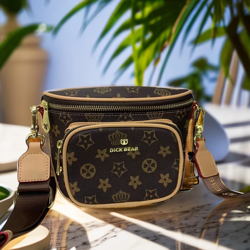 DICK BEAR/迪克熊9056新款时尚宽肩带斜挎马鞍包