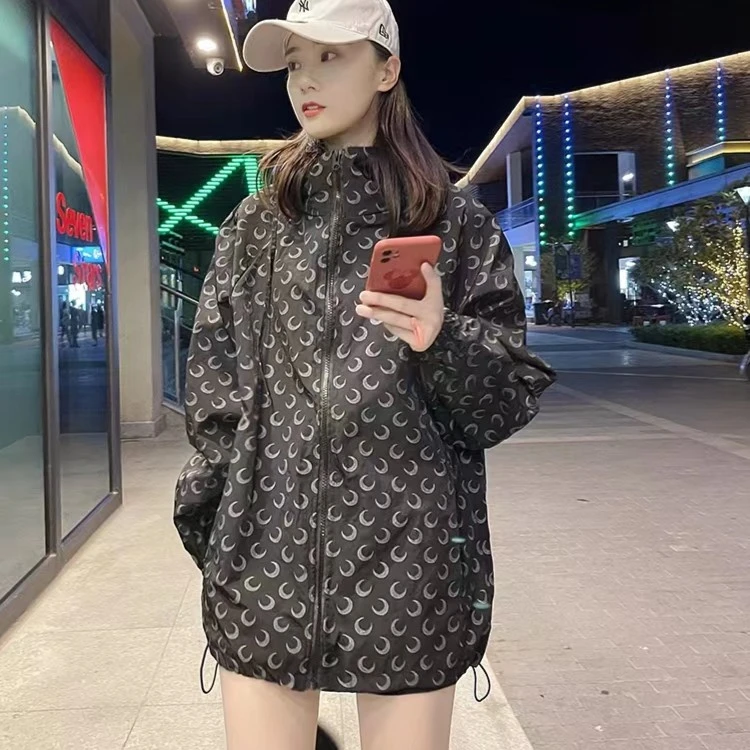 悦享女装2023春季新款时尚宽松休闲月亮印花下摆抽绳连帽防晒外套