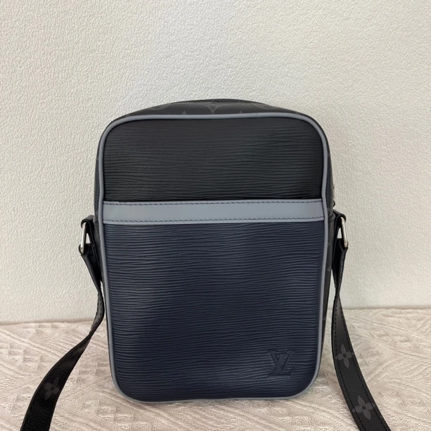 99新 LouisVuitton/路易威登 2914/芯片款水波纹全皮相机包/98新