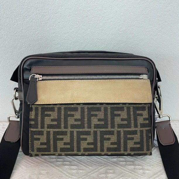 95新 FENDI/芬迪 2855/男士经典时尚相机包