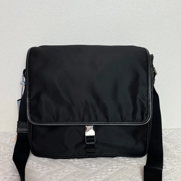 99新 Prada/普拉达 97新/5564男士百搭休闲黑色尼龙单扣斜挎包