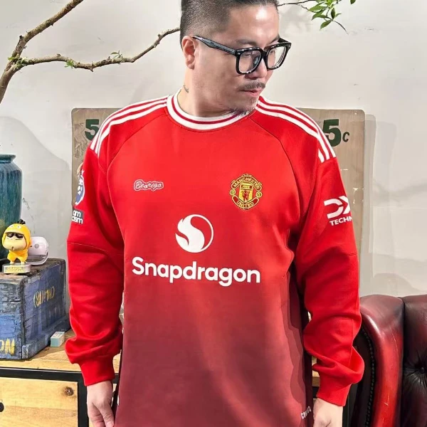 现货-曼联红色渐变长袖足球服透气休闲运动美式速干印花百搭帅气