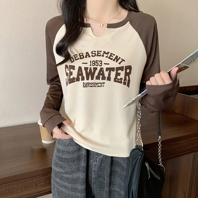 撞色印花长袖T恤女士2024秋季新款设计感小众上衣女显瘦V领打底衫