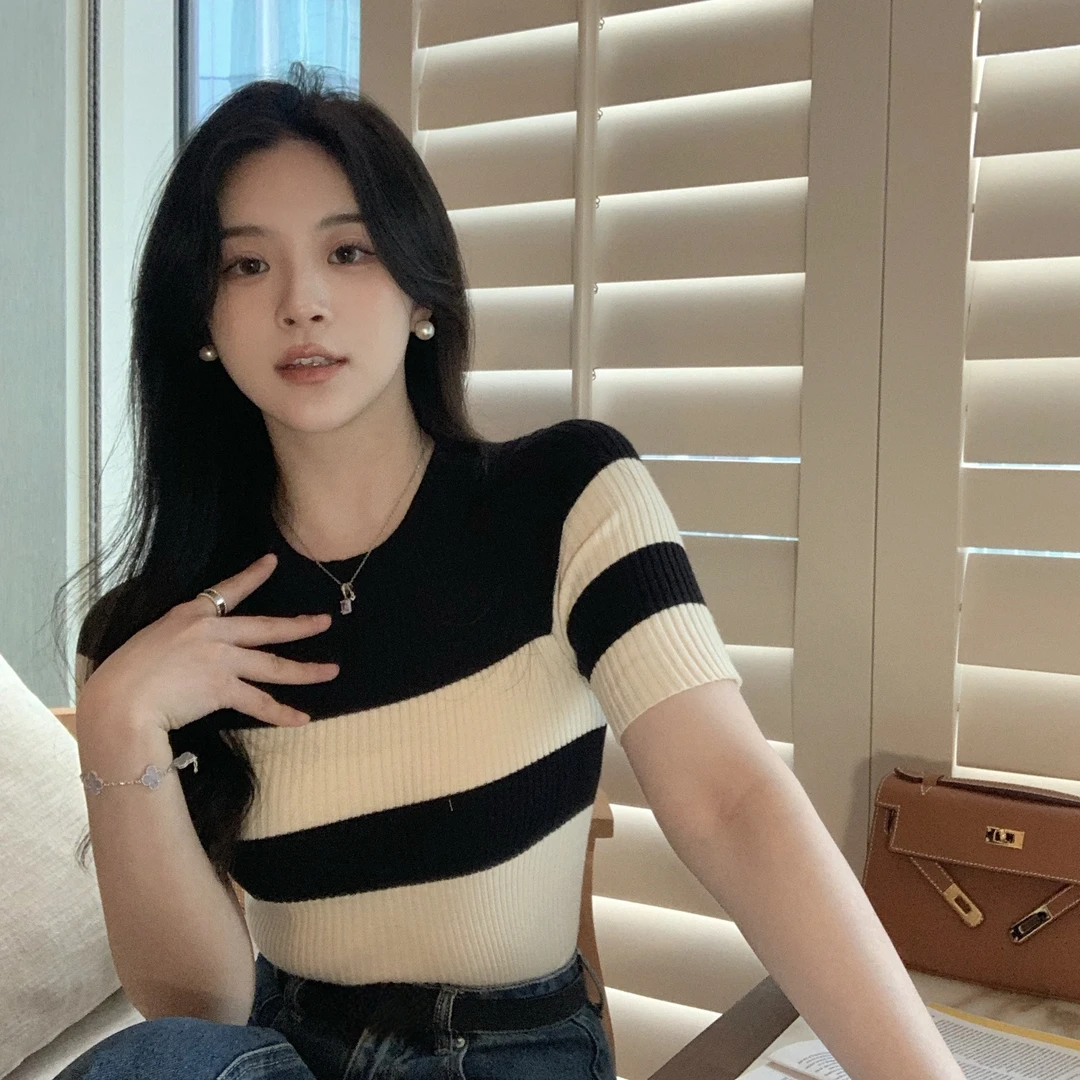 夏季时髦洋气黑白撞色条纹薄款短袖T恤针织衫女短款半袖小众上衣