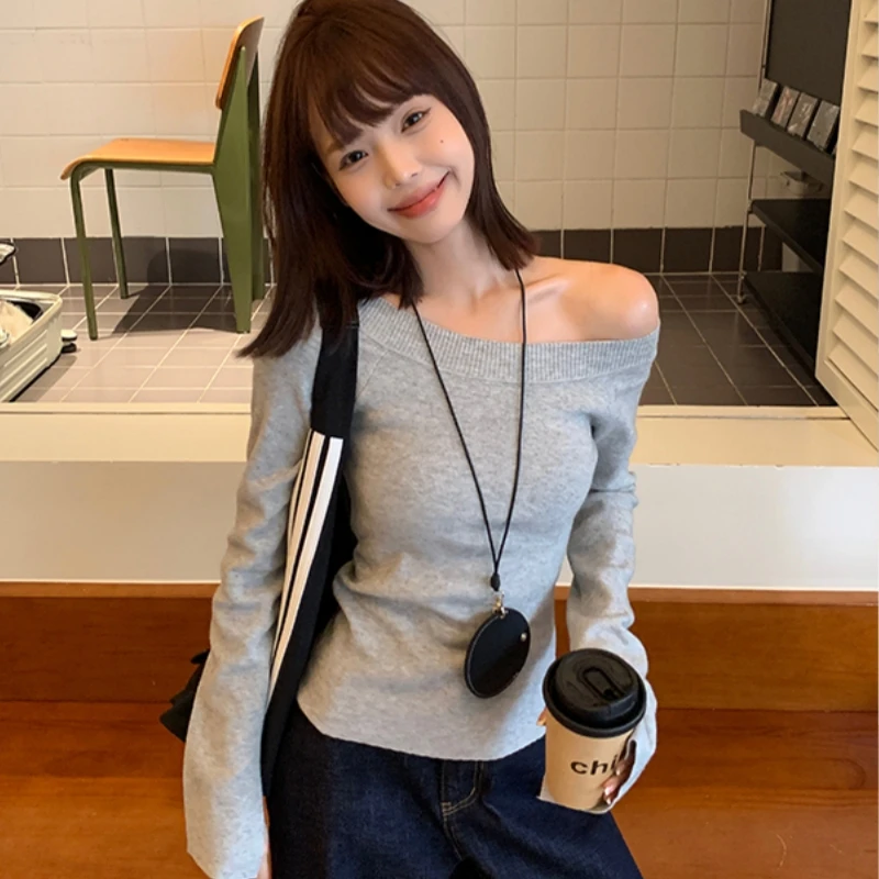 洋气灰色露肩斜肩针织衫2024秋季女装新款修身显瘦长袖辣妹上衣潮