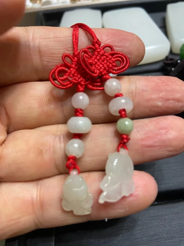 小金鱼翡翠小钥匙挂包挂，红色咖啡色两色，多样性发其一