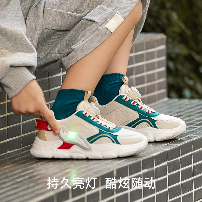 卡特兔秋季户外亮灯鞋儿童运动鞋男童女童透气跑步休闲鞋X4CF015