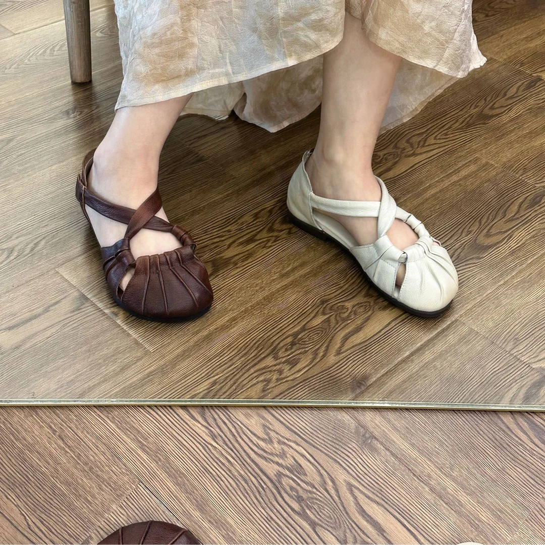 2024夏季英伦风牛皮圆头手工褶皱软底女鞋轻便休闲镂空凉鞋