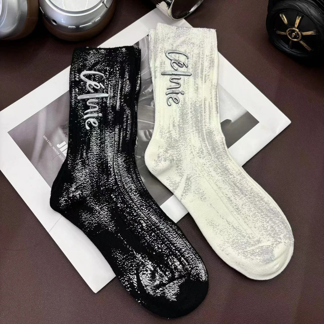 2024秋季时尚设计款潮袜泼墨硅胶字母个性中筒袜外穿搭配鲨鱼裤洋